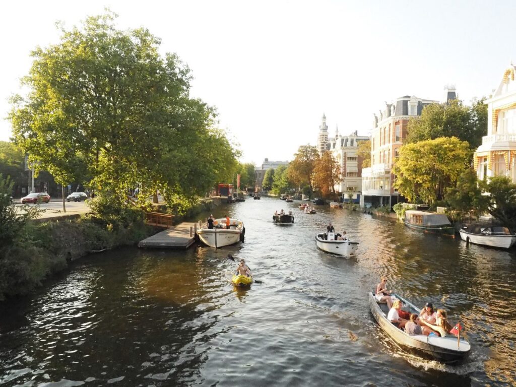 Dutch people playing on a boat on a weekday evening