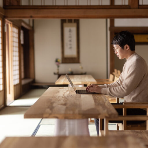 富山・南砺の善徳寺内にコワーキングスペース「善徳寺TELEWORK PROJECT」民藝思想を体現した空間