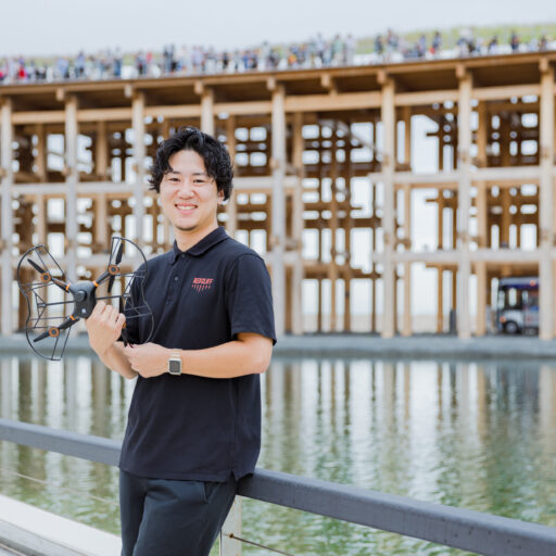 大阪・関西万博での経験を大好きなエンタメの発展に活かす。ドローンショーオペレーター、レッドクリフ・岩崎郁也さんが夢洲で得たもの